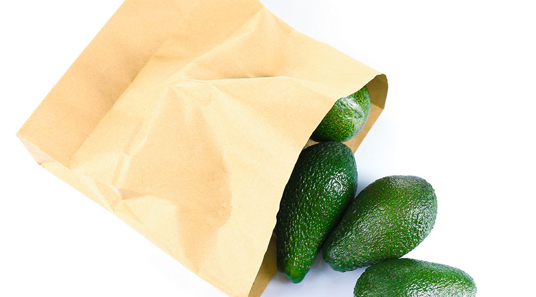 Papel de periódico o bolsa de papel para madurar aguacates