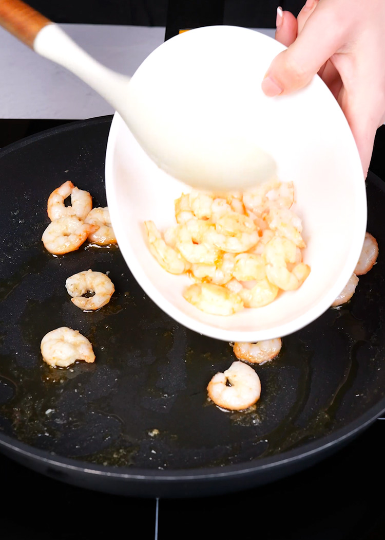 Dorar gambas para risotto de gambas cremoso