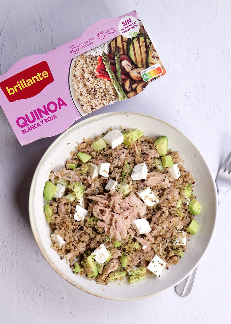 Presentación de ensalada de quinoa y atún