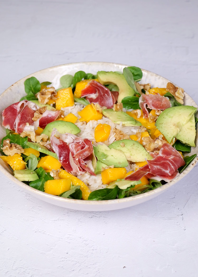 Montar ensalada de aguacate y mango