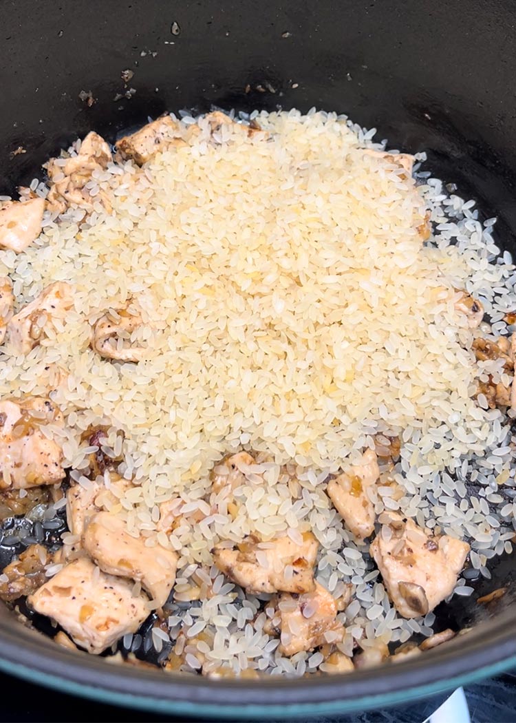 Incorporar arroz al risotto de pollo