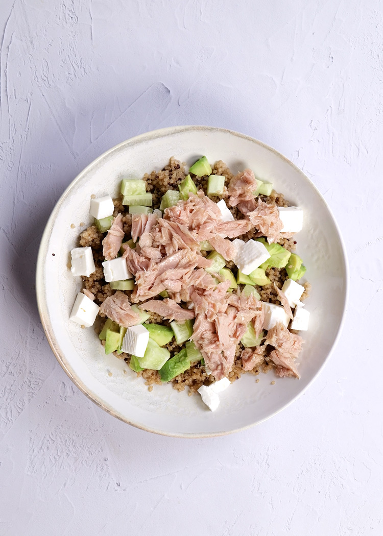 Montar ensalada de quinoa y atún