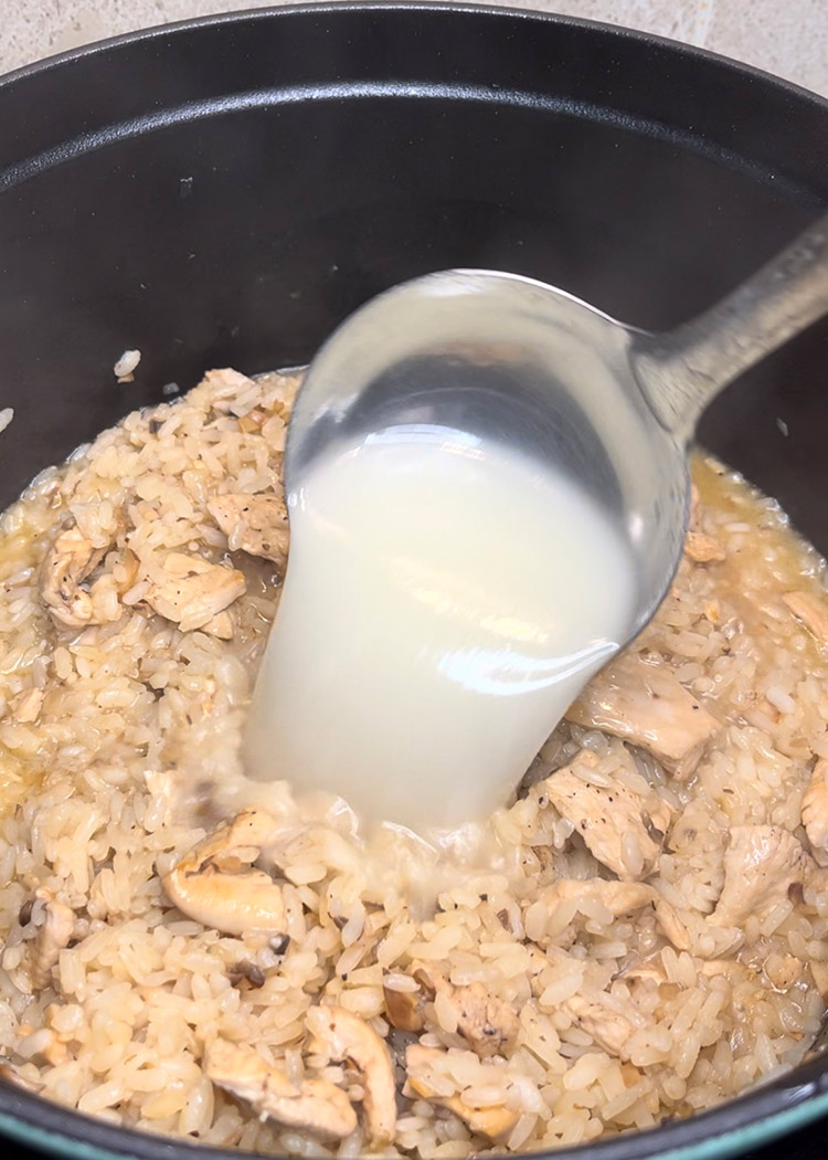 Verter caldo al risotto de pollo