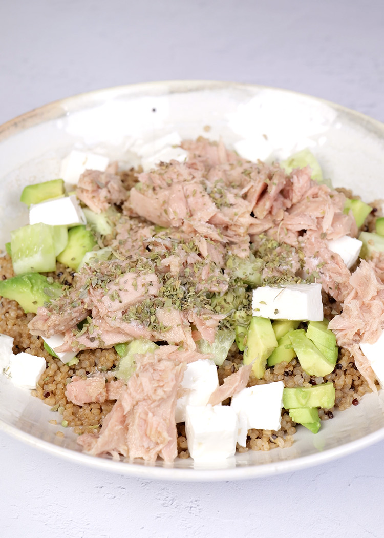 Aliñar la ensalada de quinoa y atún