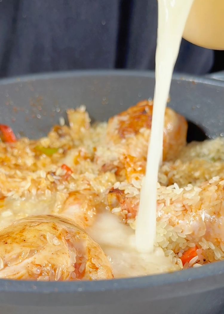 Arroz y caldo en Arroz con pollo al horno