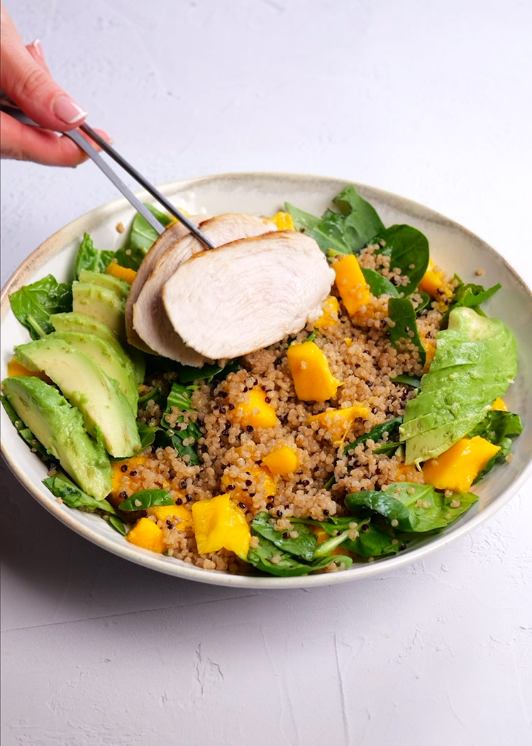 Montar ensalada de quinoa y pollo