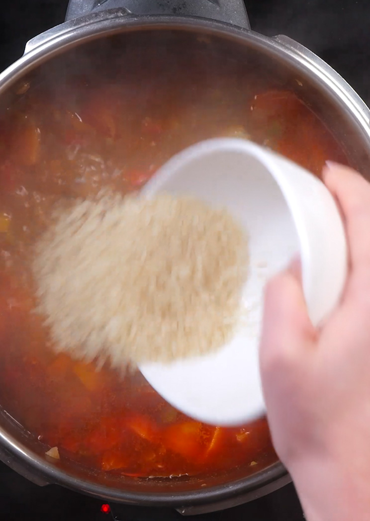 Incorporar arroz a guiso de lentejas con verduras y arroz