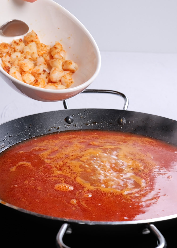 Arroz y fumet en Paella de langostinos