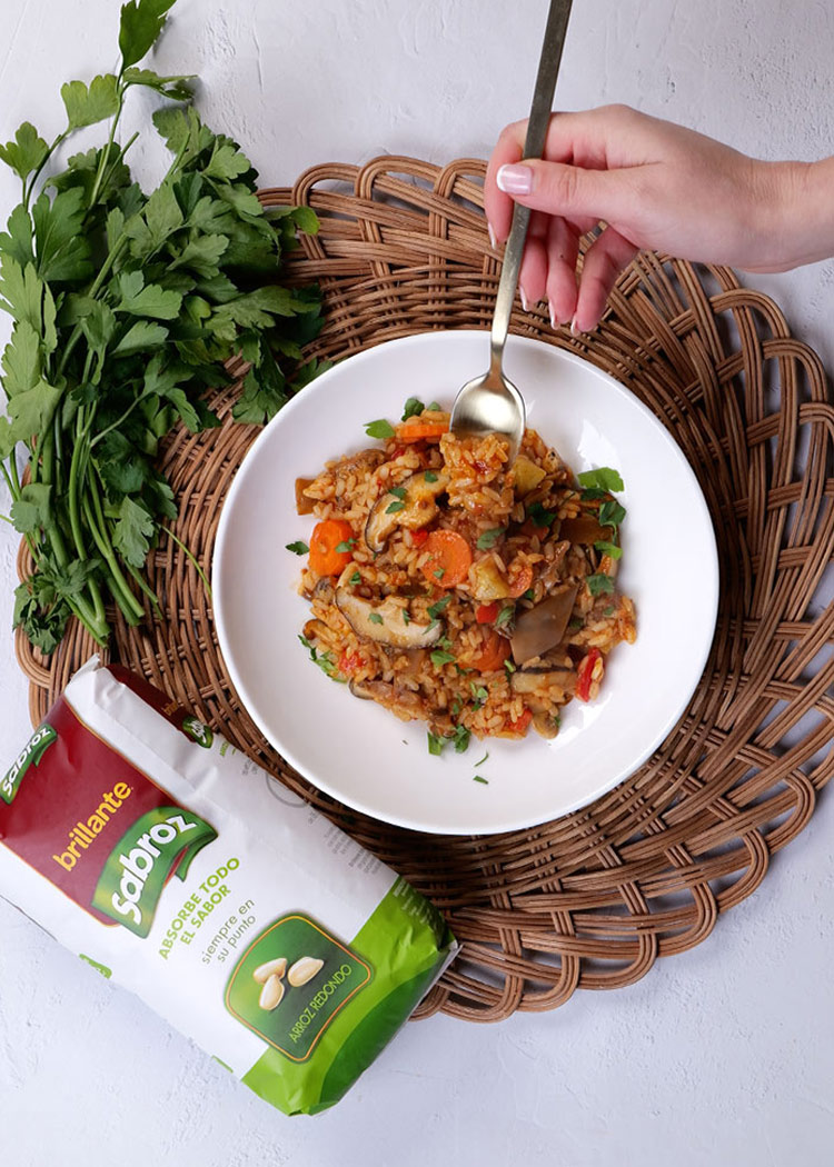 Presentación de arroz con setas y verduras