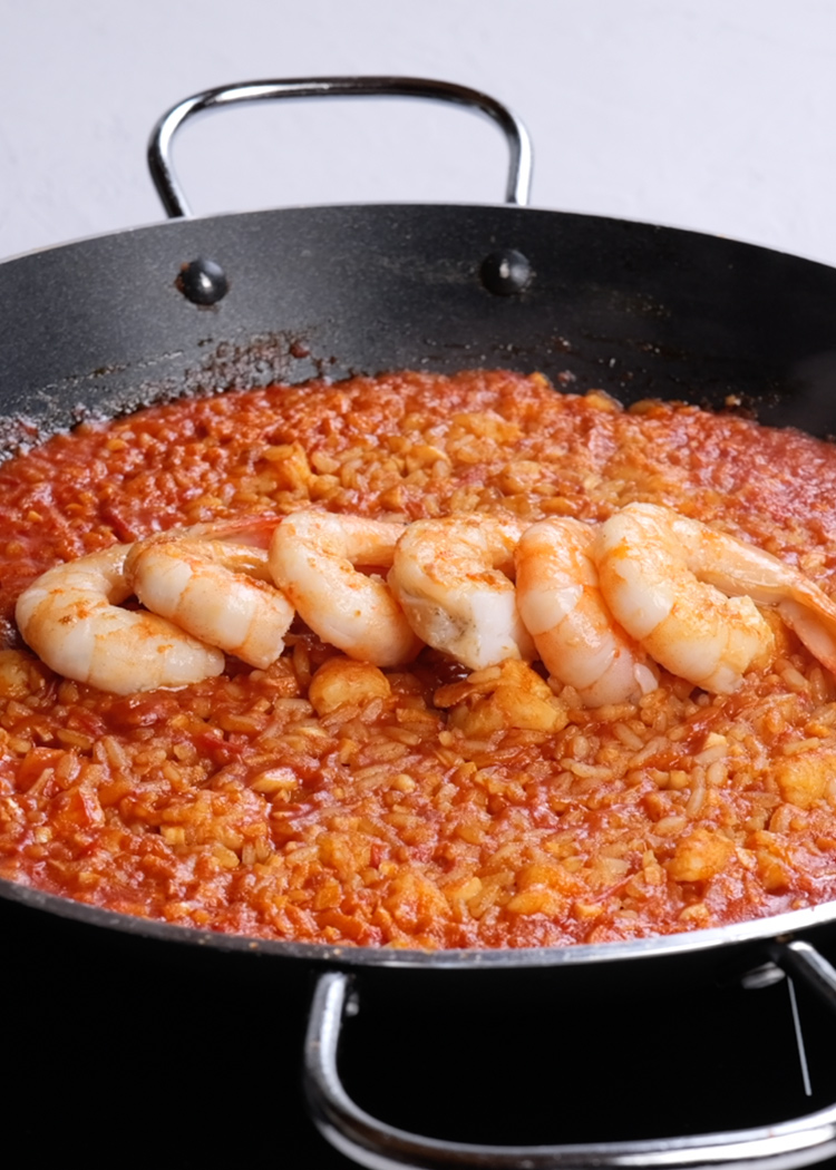 Colocar langostinos en la Paella de langostinos