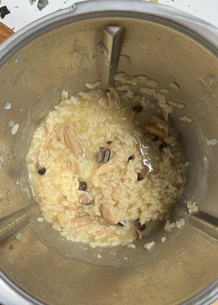 Verter caldo para arroz con setas en thermomix