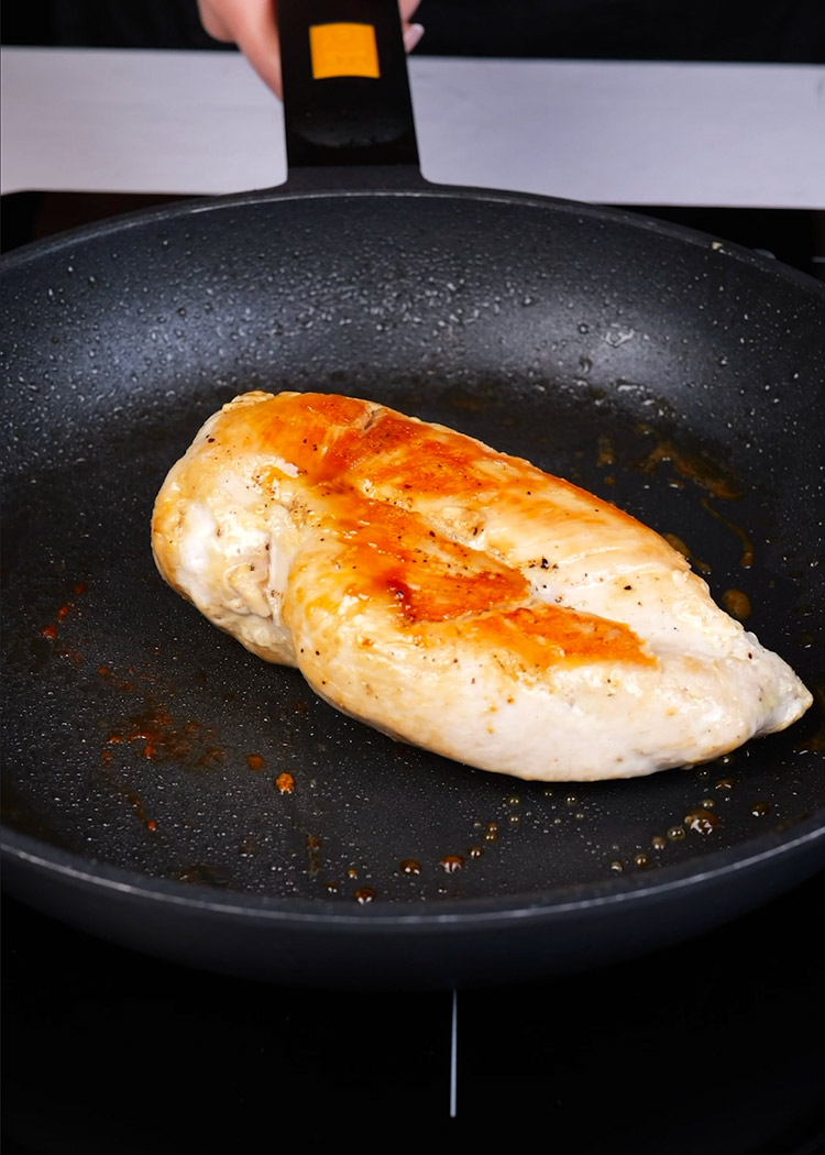 Dorar pollo para ensalada de quinoa y pollo