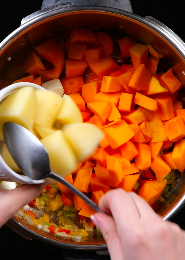 Incorporar verduras al guiso de lentejas con verduras y arroz