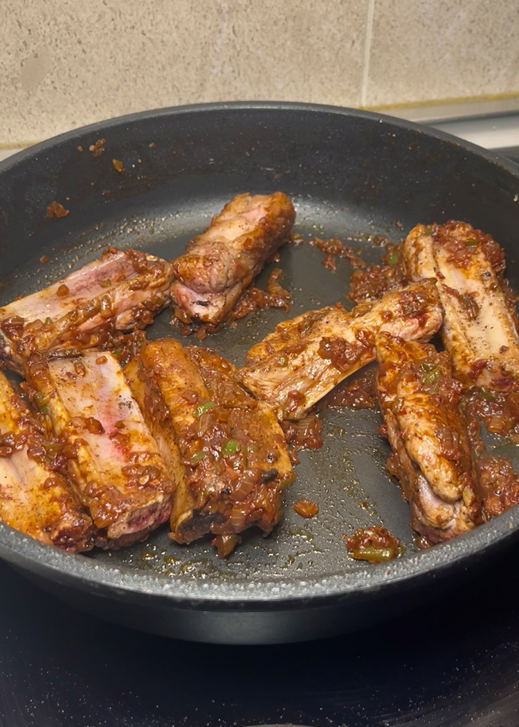 Añadir vino a arroz al horno con costillas