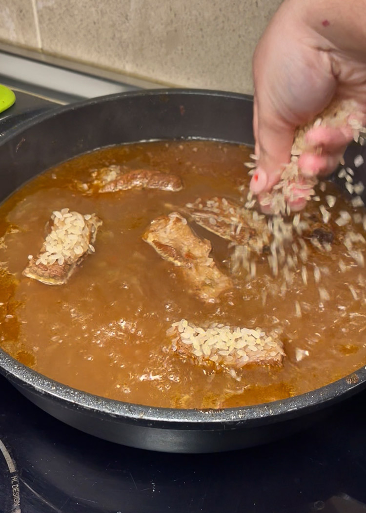 Cocinar arroz en arroz al horno con costillas