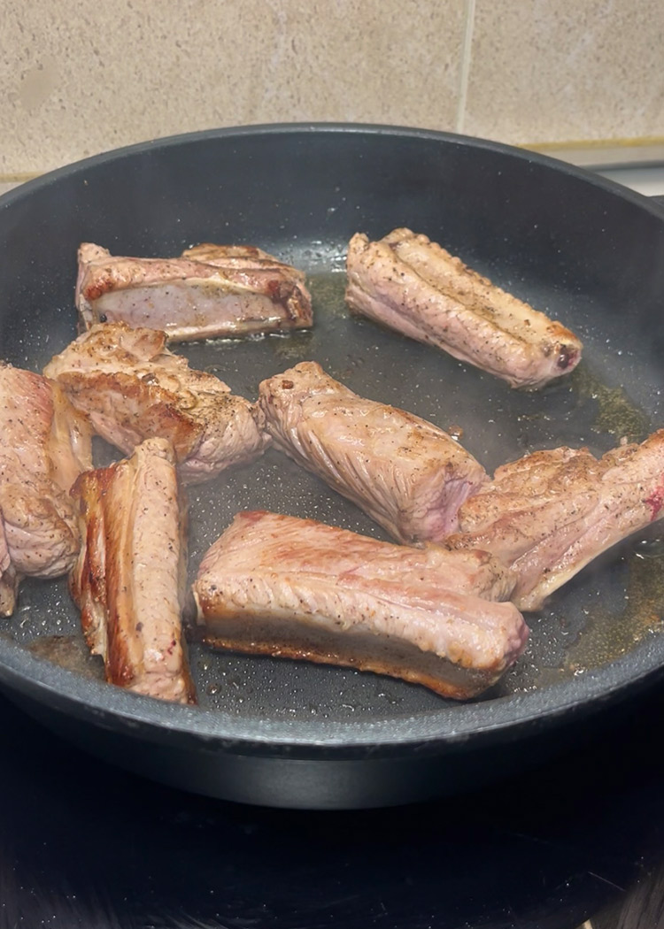 Dorar costillas para arroz al horno con costillas