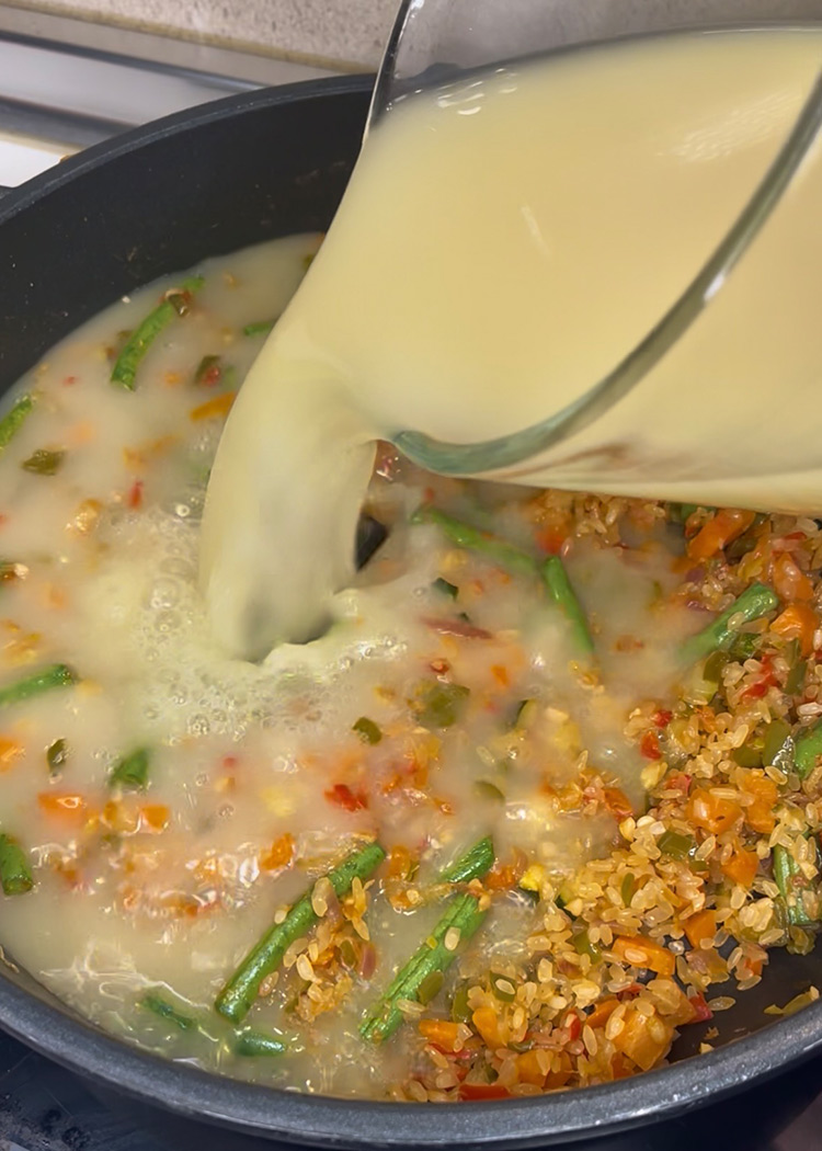 Verter caldo en Arroz con verduras al horno