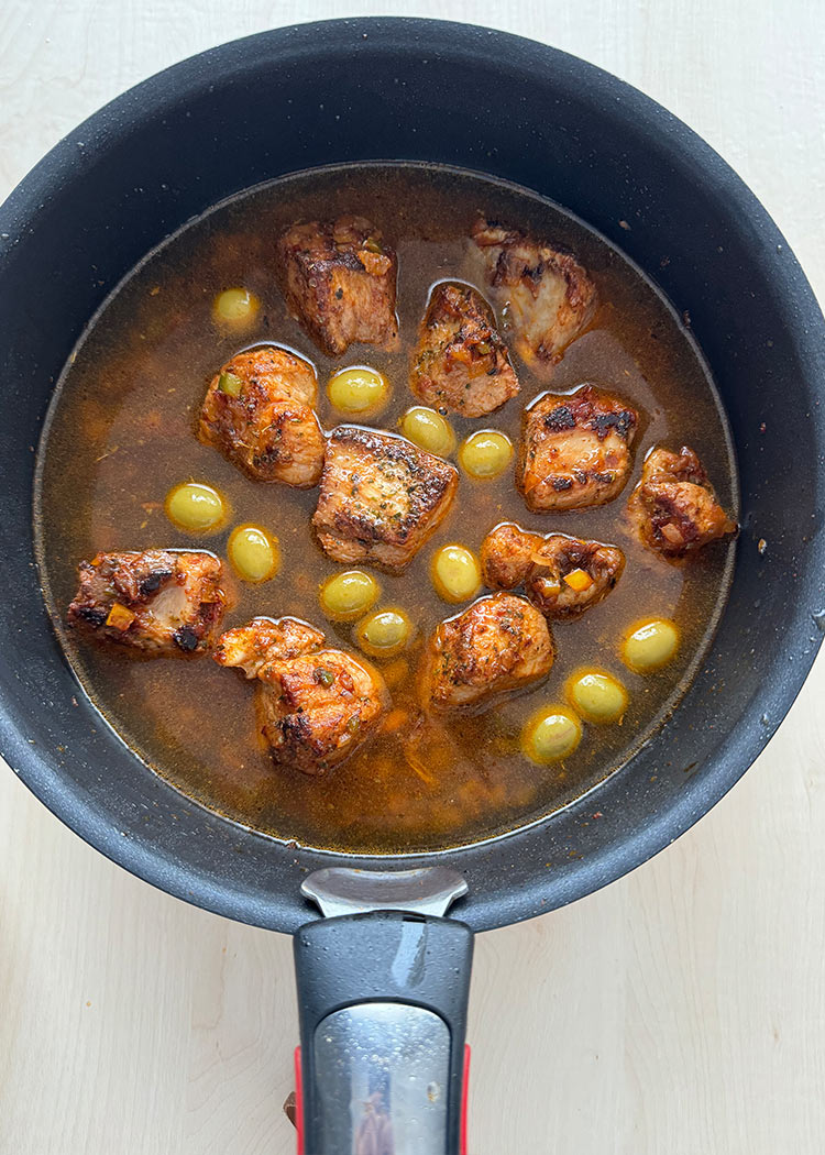 Reincorporar carne y aceitunas a locrio de cerdo