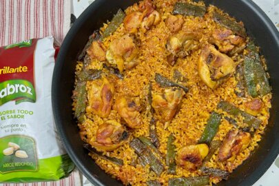 Paella de pollo y conejo