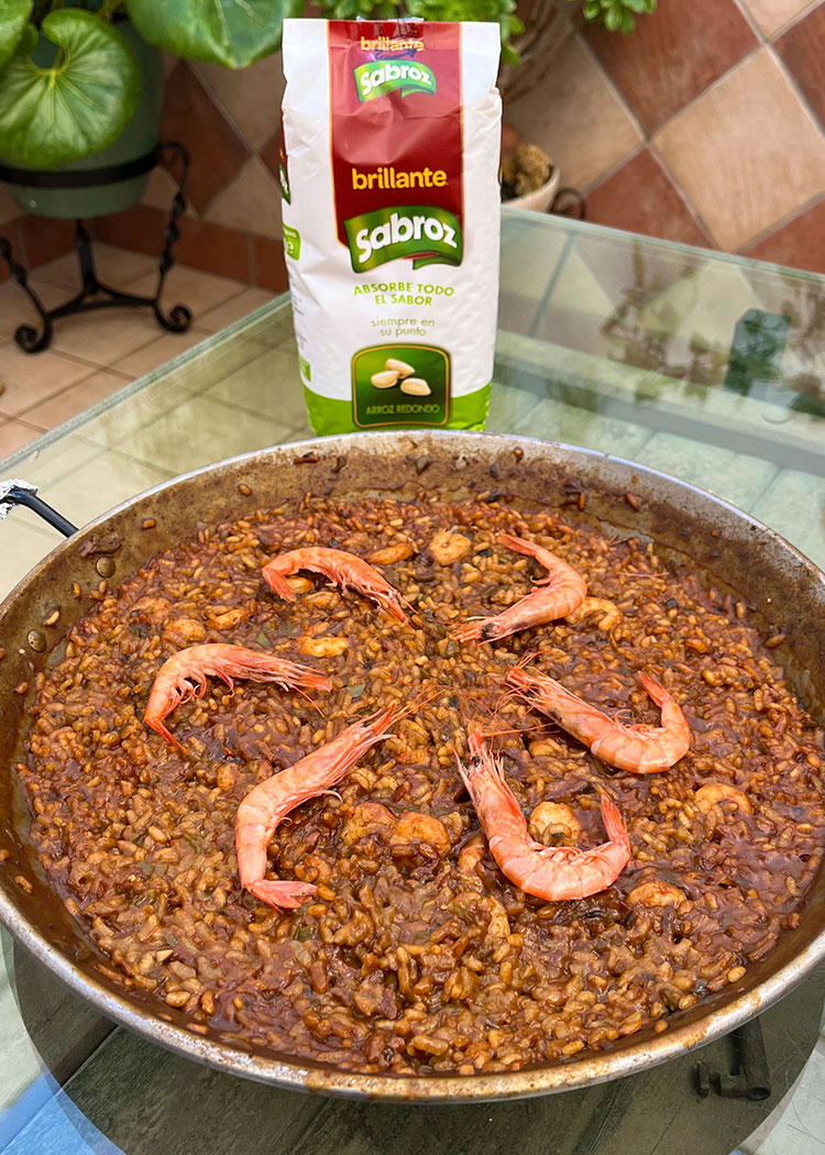 presentación de paella de gambas