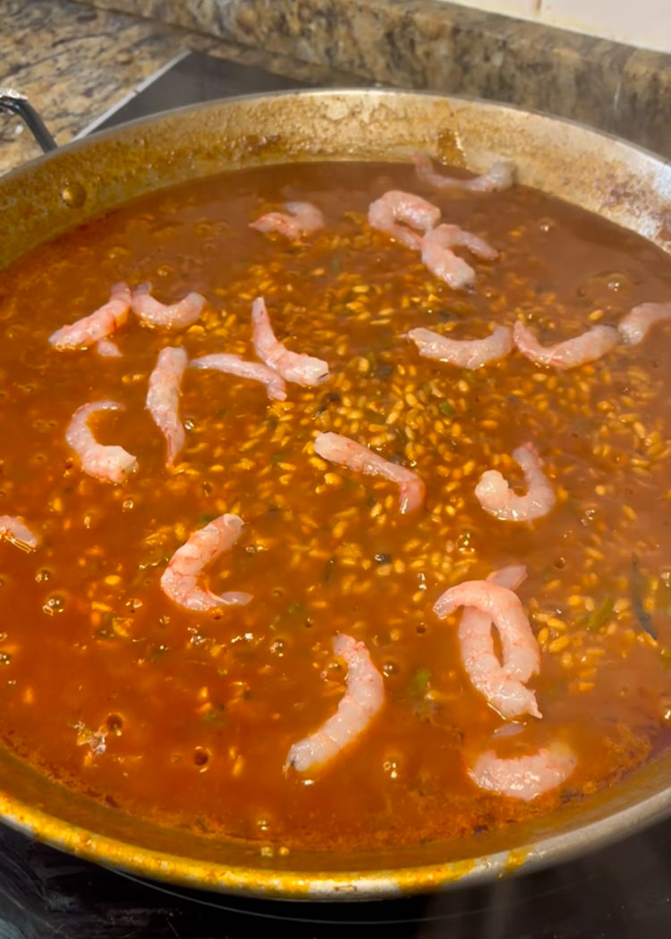 Incorporar gambas a Paella de gambas